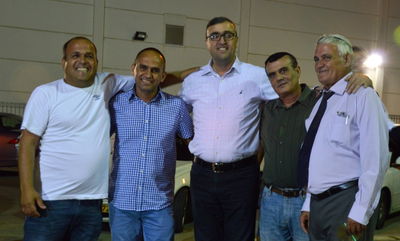 העברת תמיכה. משה פרץ (במרכז) ואייל מסיקה (שני משמאל)