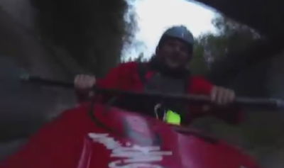 אל תנסו בעצמכם: שיט קיאקים בתעלת ניקוז