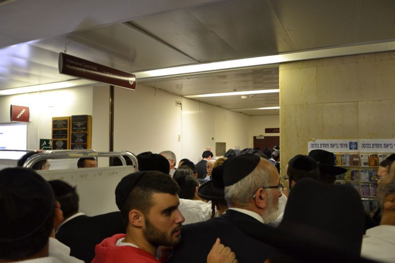 בכיות ותחנונים מחוץ לחדרו של מרן הרב חיים עובדיה יוסף