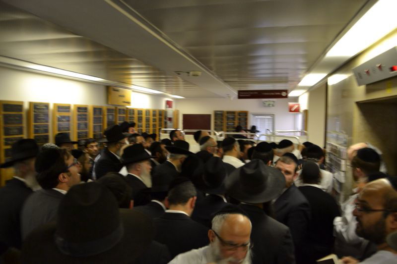 בכיות ותחנונים מחוץ לחדרו של מרן הרב חיים עובדיה יוסף