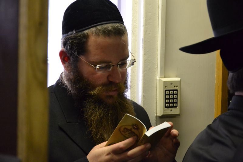 בכיות ותחנונים מחוץ לחדרו של מרן הרב חיים עובדיה יוסף