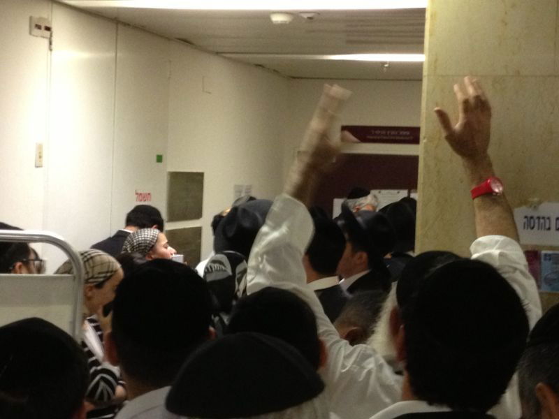 בכיות ותחנונים מחוץ לחדרו של מרן הרב חיים עובדיה יוסף