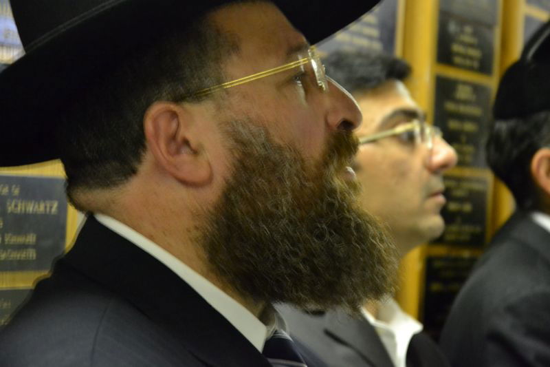 בכיות ותחנונים מחוץ לחדרו של מרן הרב חיים עובדיה יוסף