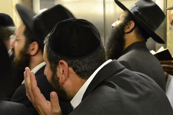 מתפללים וזועקים לרפואת מרן