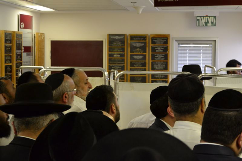 בכיות ותחנונים מחוץ לחדרו של מרן הרב חיים עובדיה יוסף