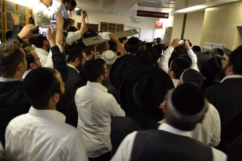 בכיות ותחנונים מחוץ לחדרו של מרן הרב חיים עובדיה יוסף