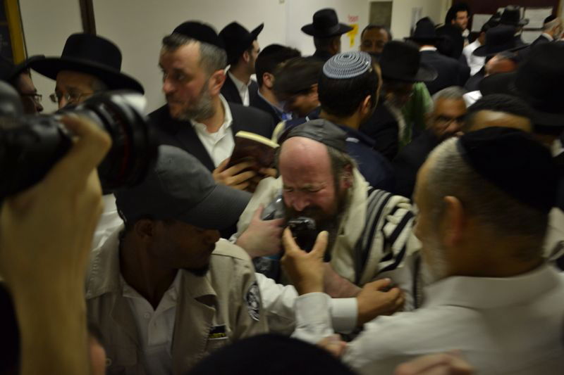 בכיות ותחנונים מחוץ לחדרו של מרן הרב חיים עובדיה יוסף