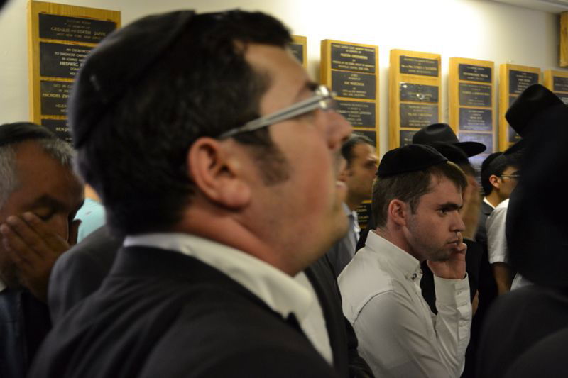 בכיות ותחנונים מחוץ לחדרו של מרן הרב חיים עובדיה יוסף