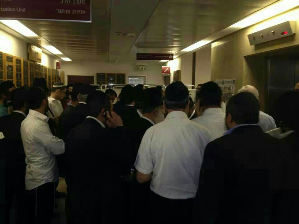 בכיות ותחנונים מחוץ לחדרו של מרן הרב חיים עובדיה יוסף