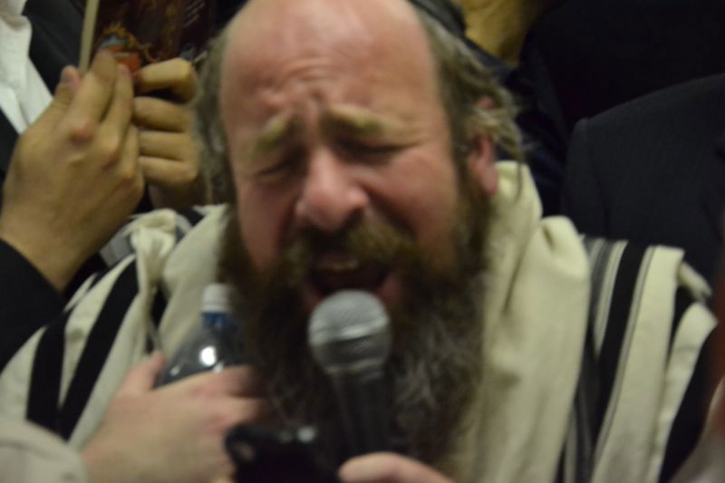 בכיות ותחנונים מחוץ לחדרו של מרן הרב חיים עובדיה יוסף