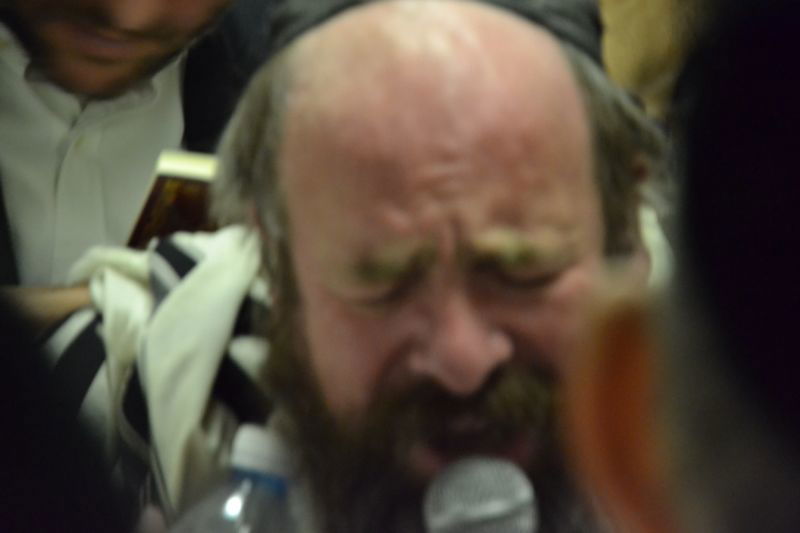 בכיות ותחנונים מחוץ לחדרו של מרן הרב חיים עובדיה יוסף