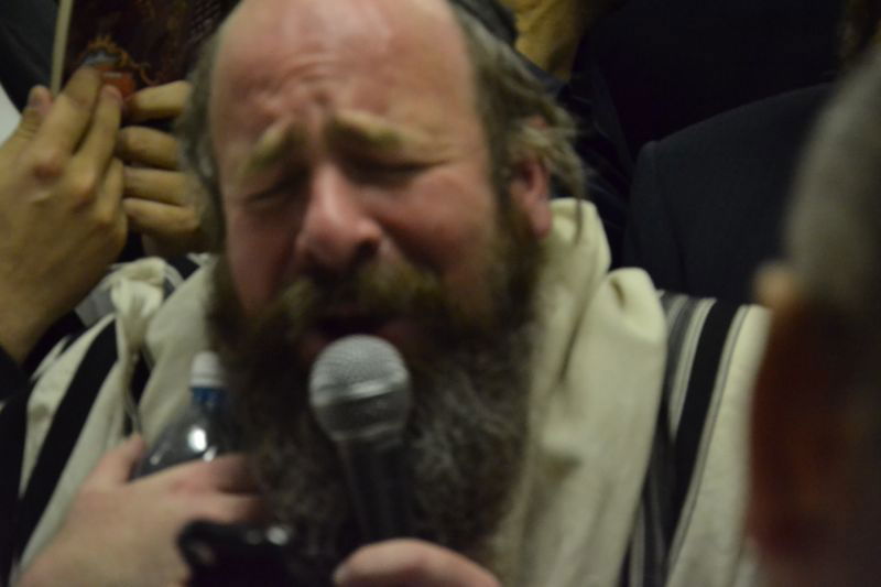 בכיות ותחנונים מחוץ לחדרו של מרן הרב חיים עובדיה יוסף