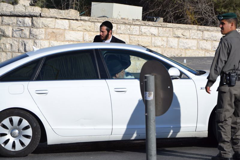 מיטת פוסק הדור עזבה את 'שמגר'