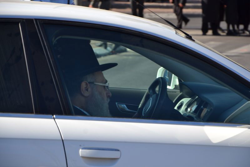 מיטת פוסק הדור עזבה את 'שמגר'