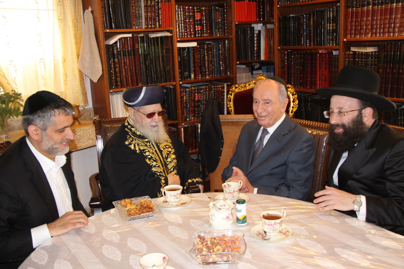 מרן פוסק הדור הגאון רבי עובדיה יוסף זצוק"ל • תמונות חייו