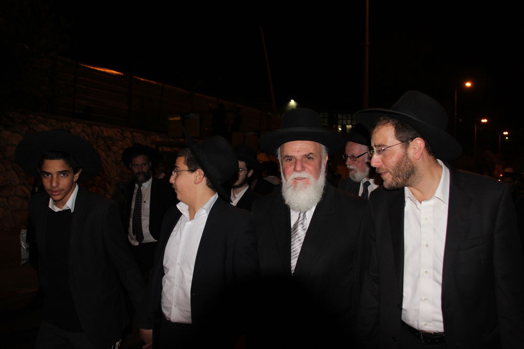 כמיליון איש נפרדו ממרן הרב עובדיה