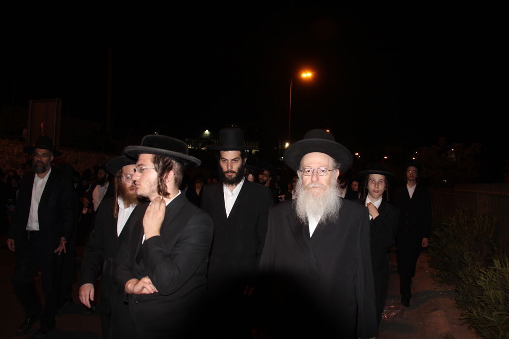 כמיליון איש נפרדו ממרן הרב עובדיה