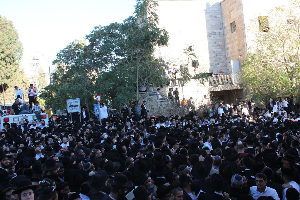 כמיליון איש נפרדו ממרן הרב עובדיה