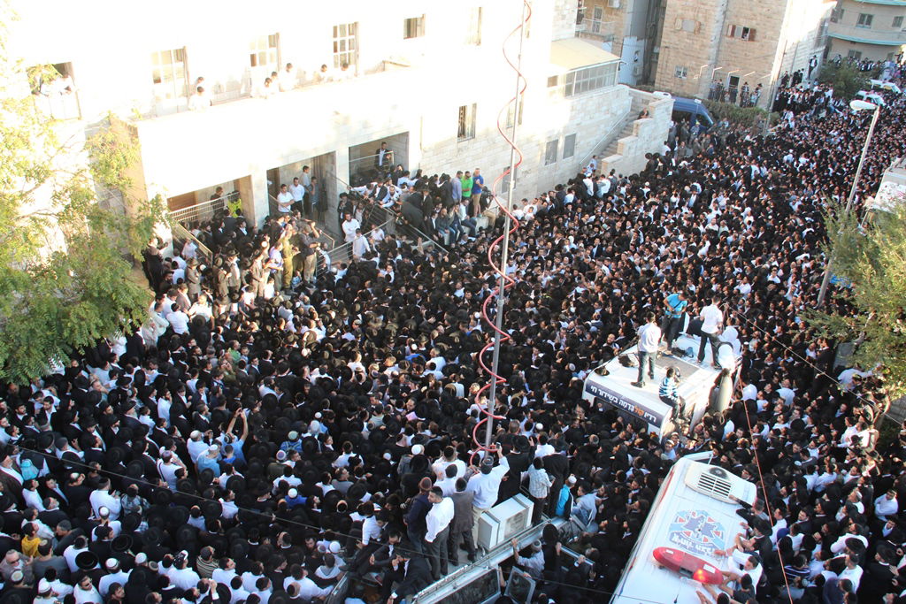 כמיליון איש נפרדו ממרן הרב עובדיה