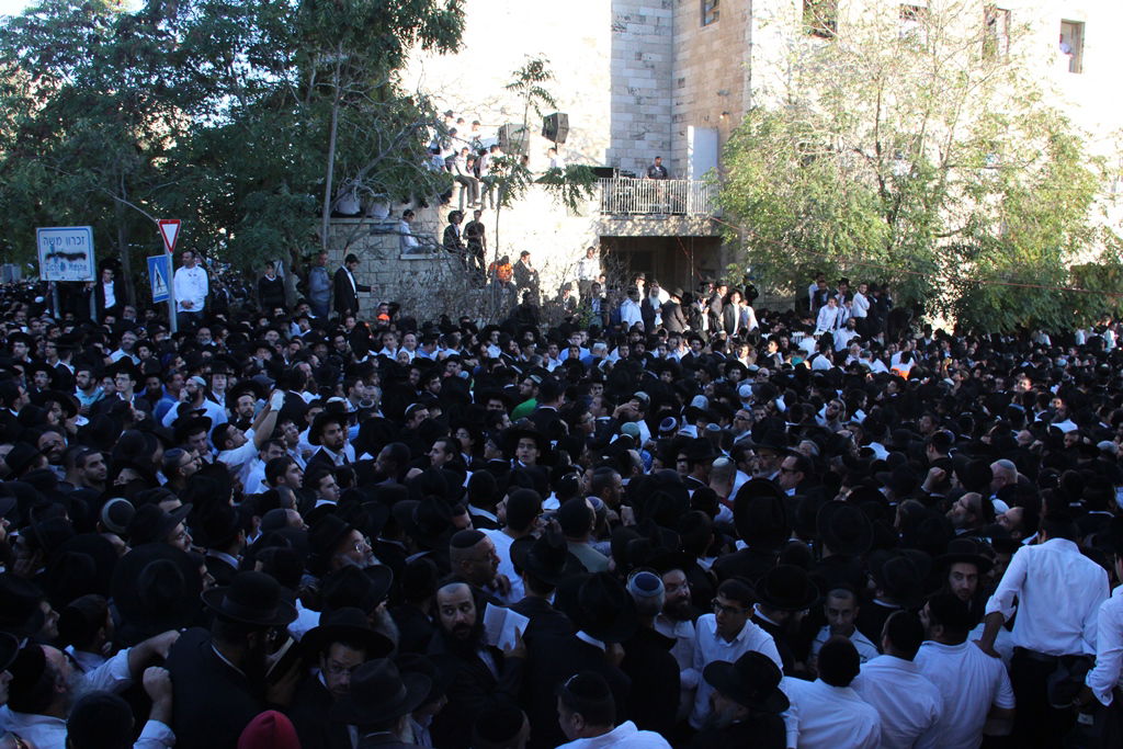 כמיליון איש נפרדו ממרן הרב עובדיה