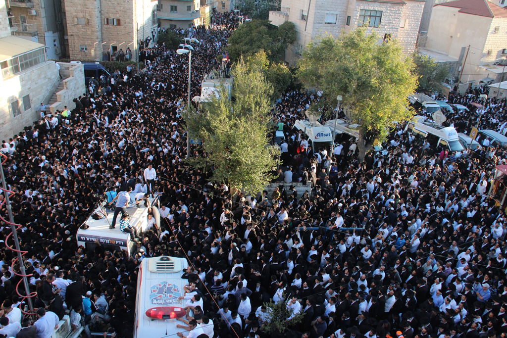 כמיליון איש נפרדו ממרן הרב עובדיה