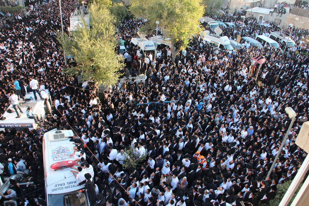 כמיליון איש נפרדו ממרן הרב עובדיה