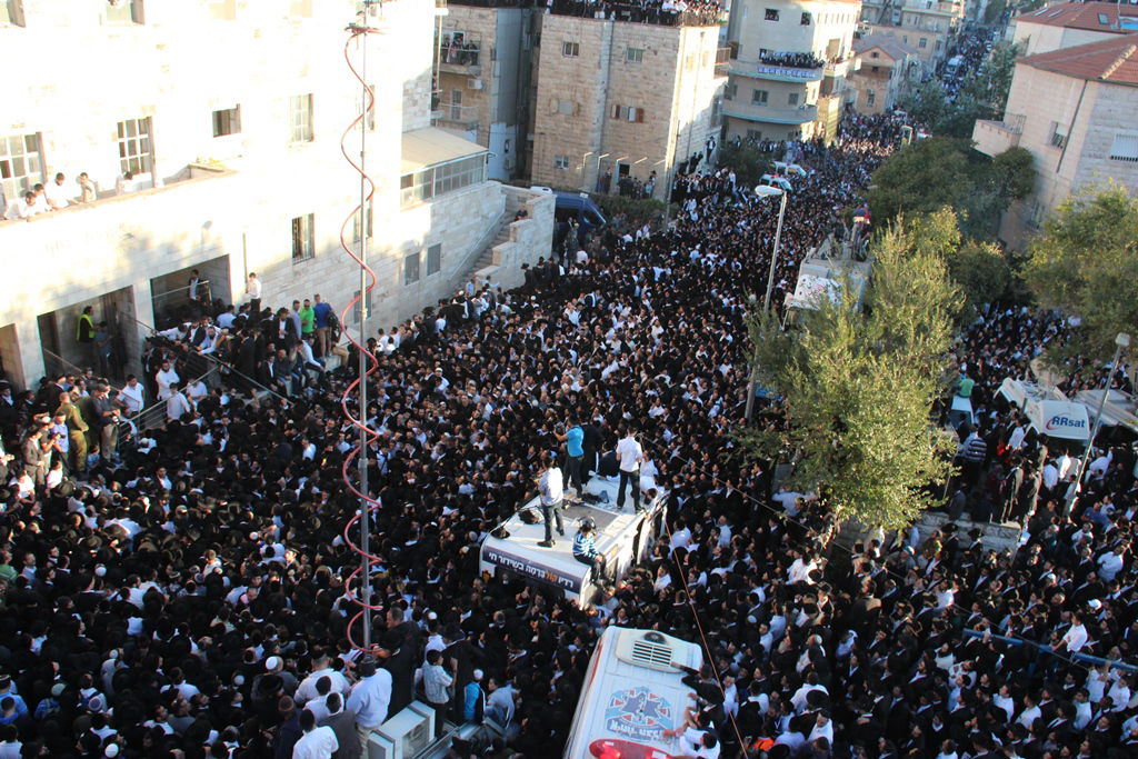 כמיליון איש נפרדו ממרן הרב עובדיה