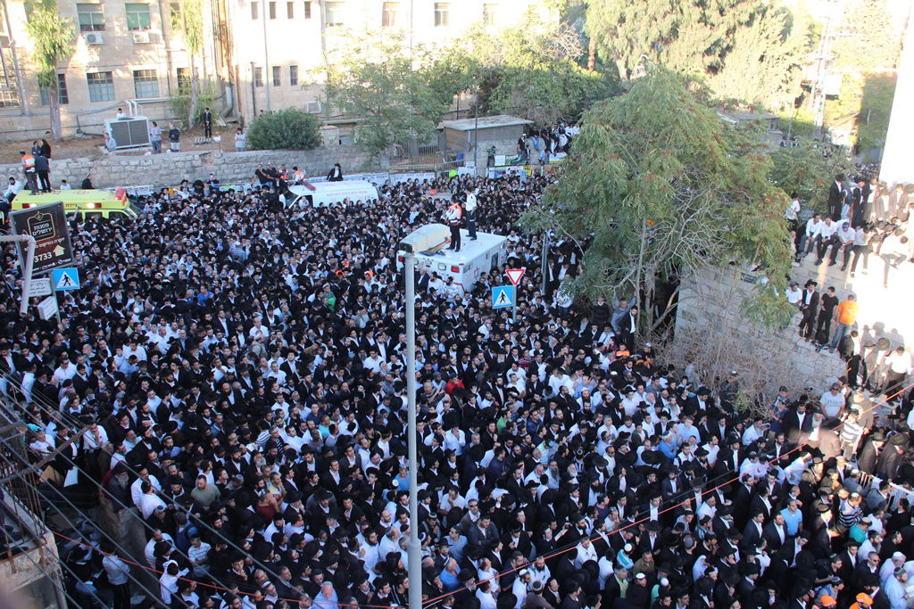 כמיליון איש נפרדו ממרן הרב עובדיה