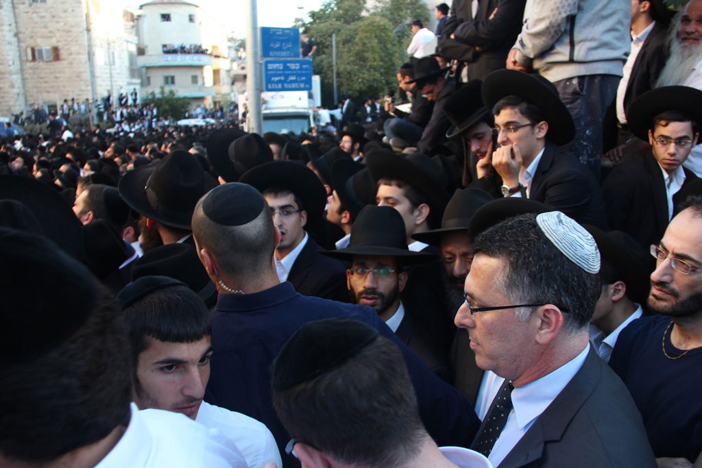 כמיליון איש נפרדו ממרן הרב עובדיה