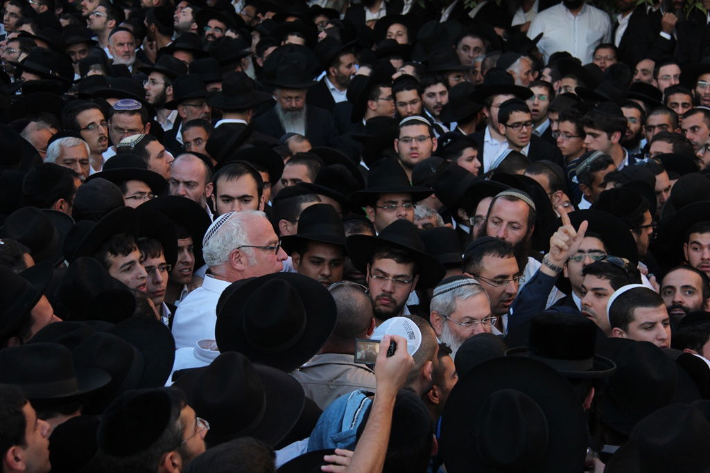 כמיליון איש נפרדו ממרן הרב עובדיה