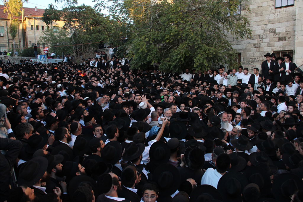 כמיליון איש נפרדו ממרן הרב עובדיה