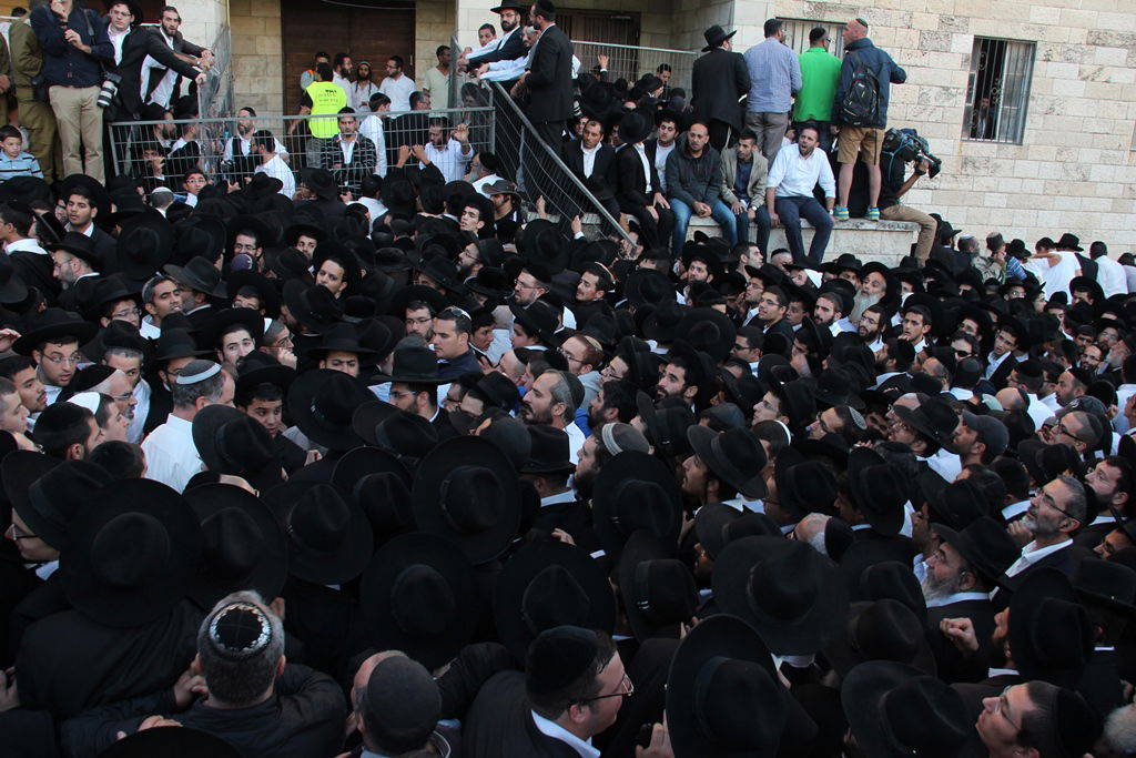 כמיליון איש נפרדו ממרן הרב עובדיה