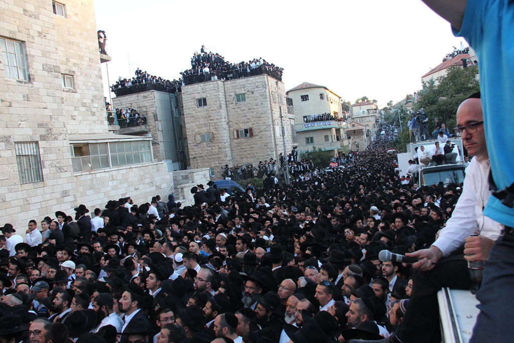 כמיליון איש נפרדו ממרן הרב עובדיה