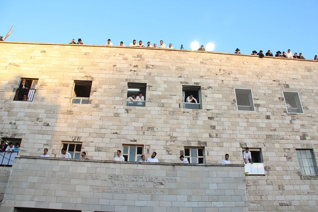 כמיליון איש נפרדו ממרן הרב עובדיה