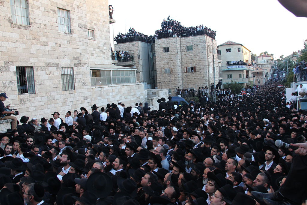 כמיליון איש נפרדו ממרן הרב עובדיה