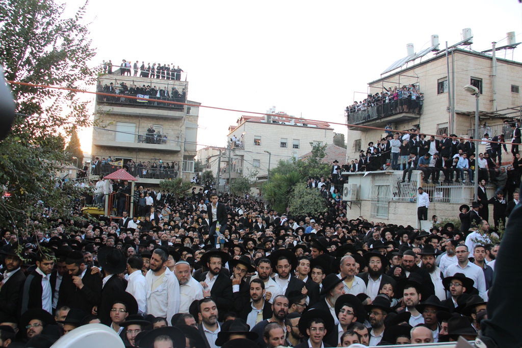 כמיליון איש נפרדו ממרן הרב עובדיה