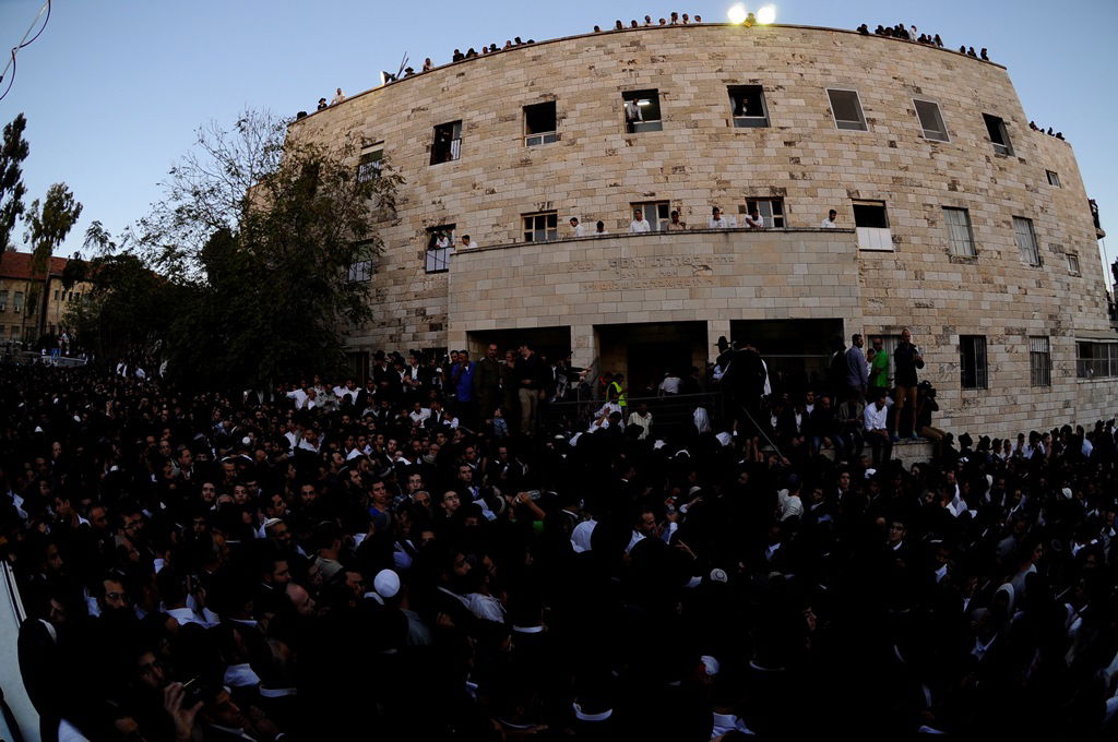 כמיליון איש נפרדו ממרן הרב עובדיה