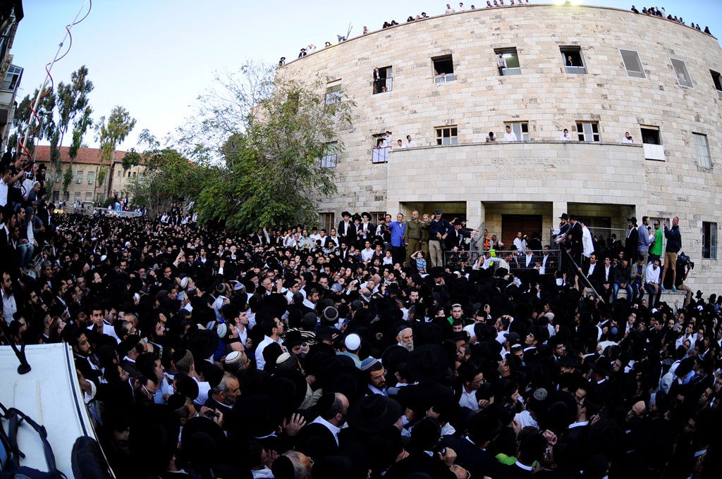 כמיליון איש נפרדו ממרן הרב עובדיה