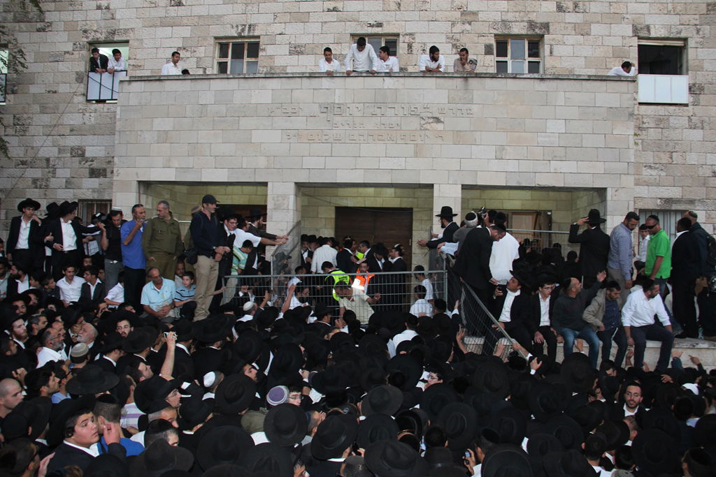 כמיליון איש נפרדו ממרן הרב עובדיה