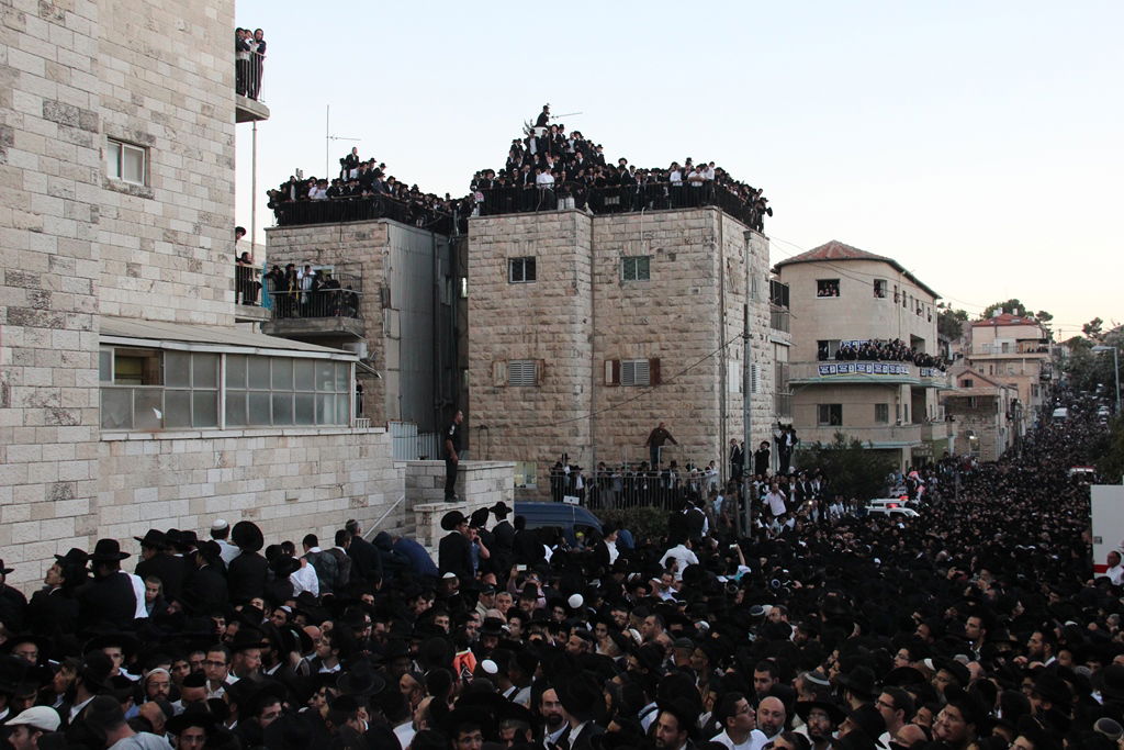כמיליון איש נפרדו ממרן הרב עובדיה