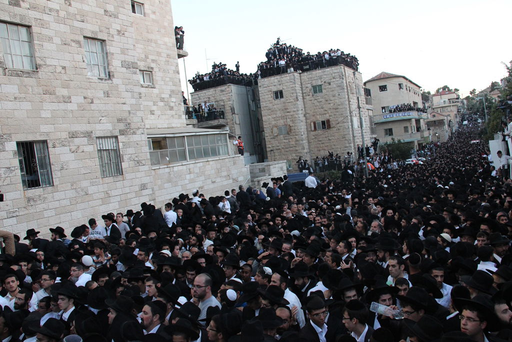 כמיליון איש נפרדו ממרן הרב עובדיה