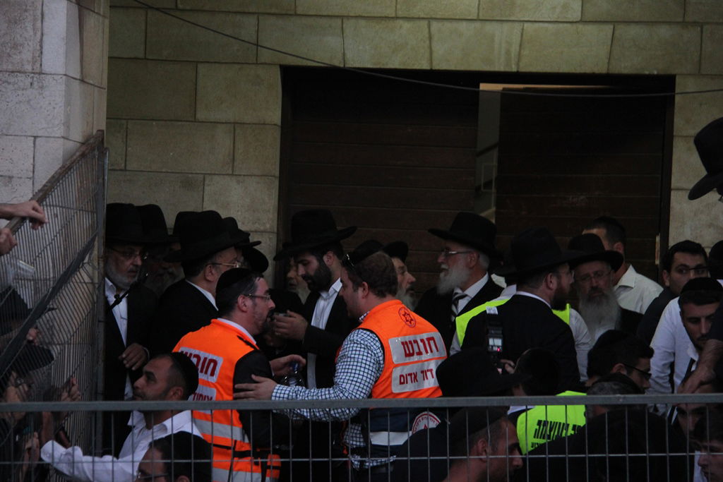 כמיליון איש נפרדו ממרן הרב עובדיה