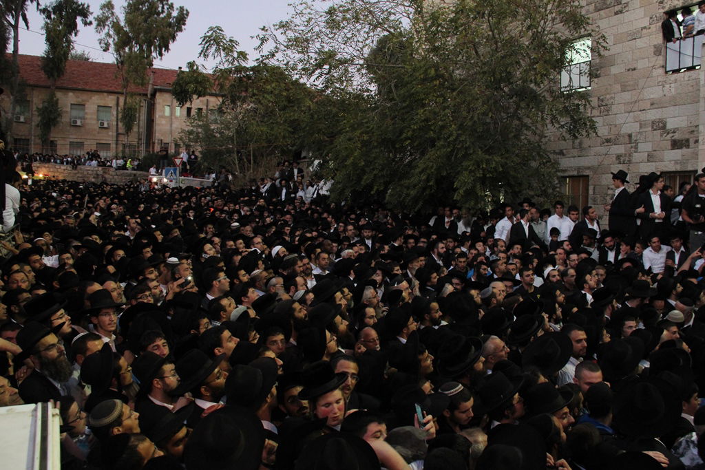 כמיליון איש נפרדו ממרן הרב עובדיה