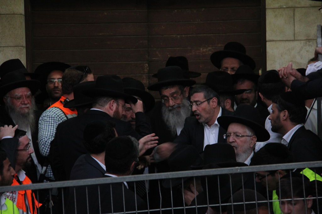 כמיליון איש נפרדו ממרן הרב עובדיה