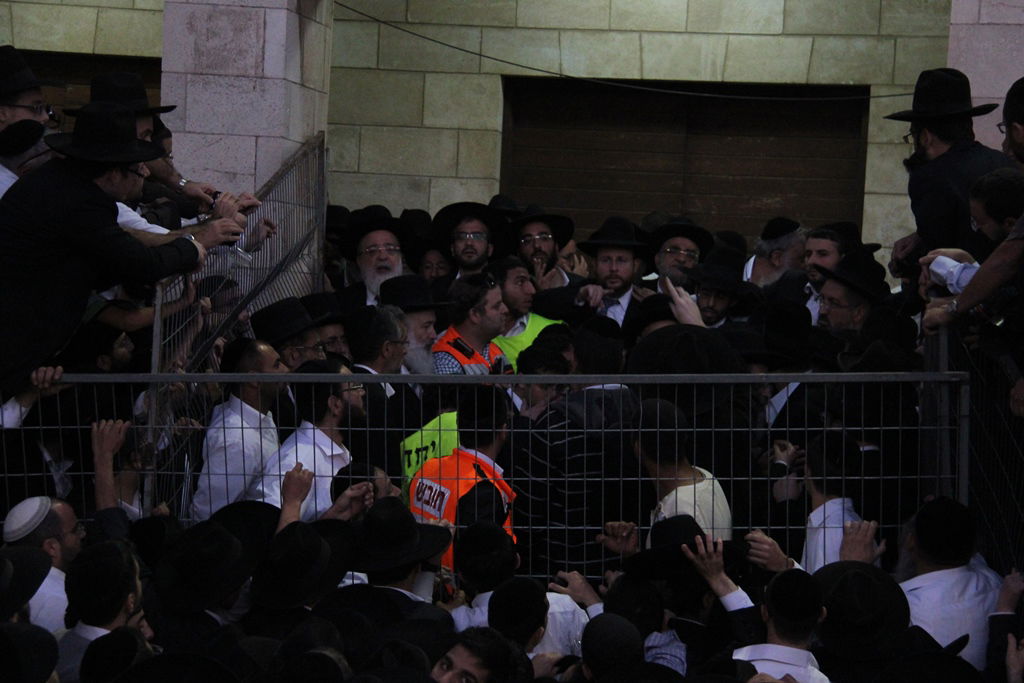 כמיליון איש נפרדו ממרן הרב עובדיה