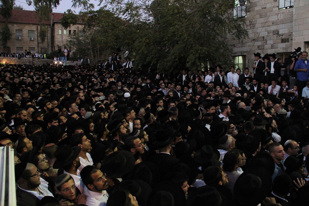 כמיליון איש נפרדו ממרן הרב עובדיה