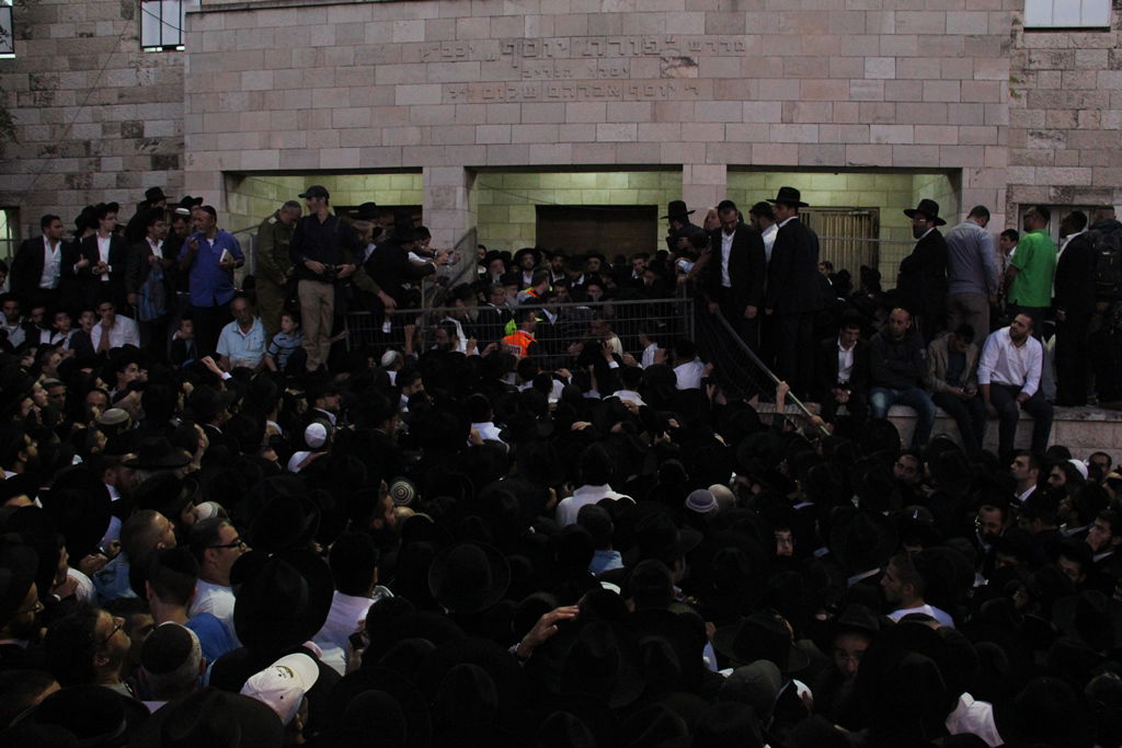 כמיליון איש נפרדו ממרן הרב עובדיה