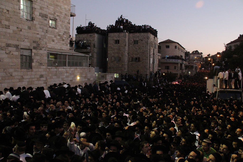 כמיליון איש נפרדו ממרן הרב עובדיה