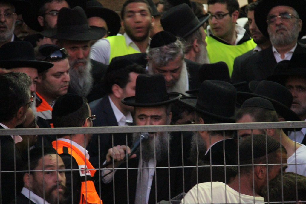 כמיליון איש נפרדו ממרן הרב עובדיה