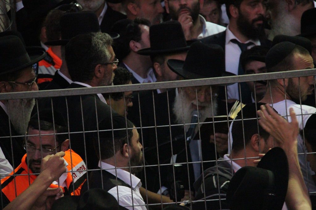 כמיליון איש נפרדו ממרן הרב עובדיה